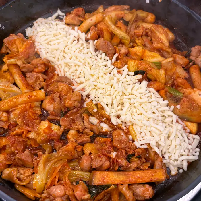 치즈가 듬뿍 뿌려진 닭갈비 또는 쭈꾸미 철판볶음