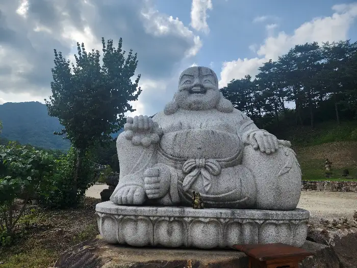 석상에 앉아있는 부처상