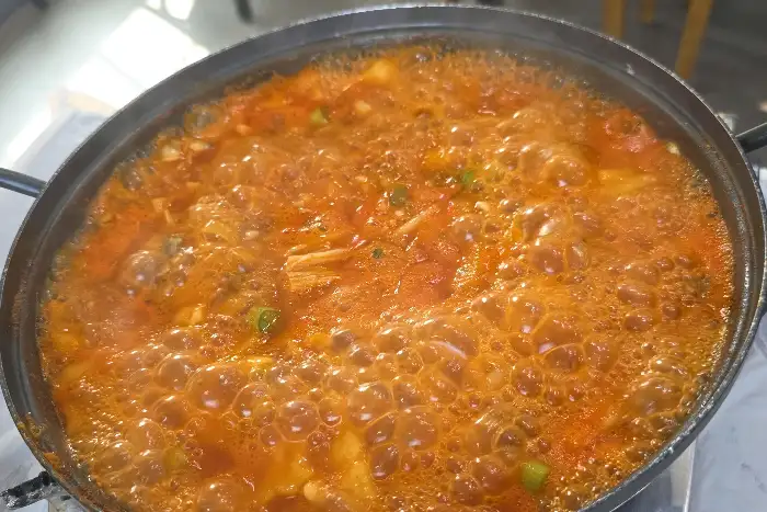 보글보글 끓고 있는 바지락 고추장 찌개