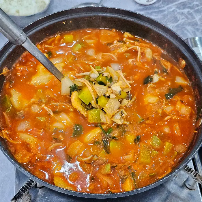 건더기가 풍성한 바지락 고추장 찌개의 클로즈업