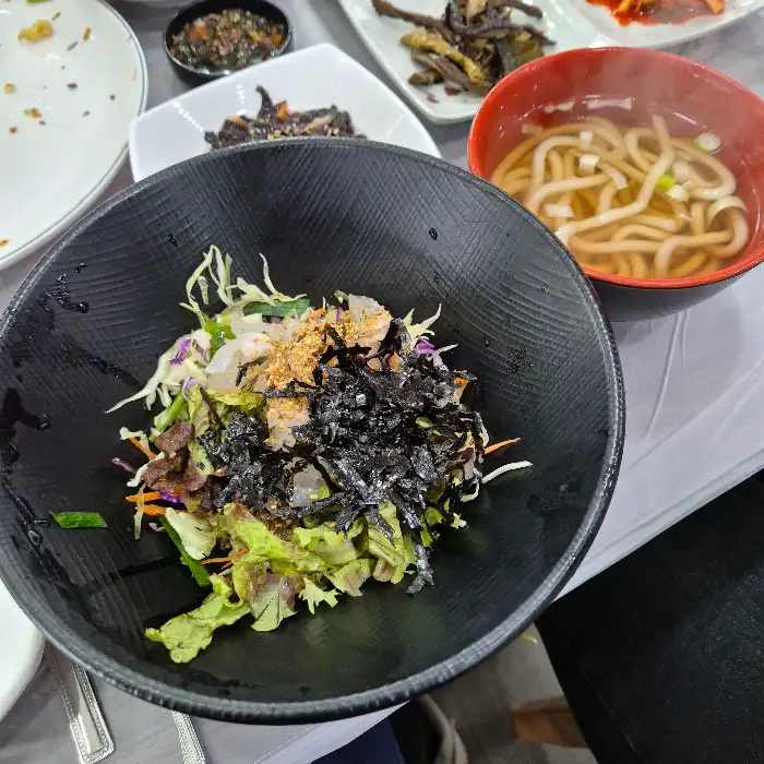 신선한 채소와 바지락이 듬뿍 올라간 바지락 비빔밥
