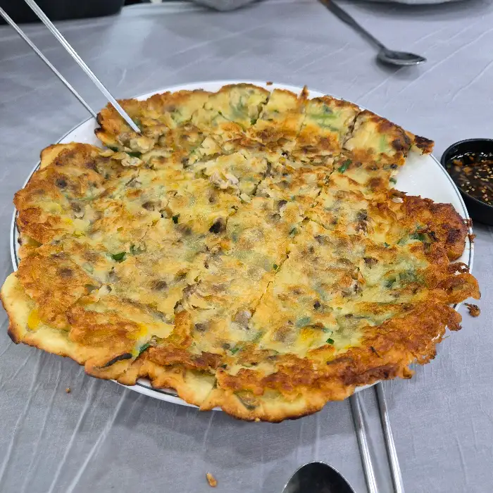 먹음직스럽게 부쳐진 하늘가든의 파전