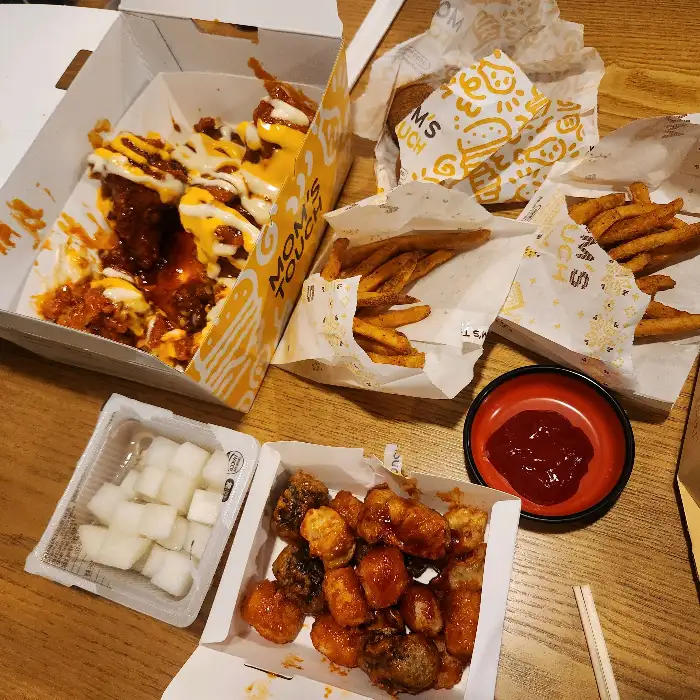 푸짐한 치킨과 감자튀김, 곁들임 메뉴