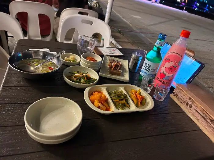 다양한 종류의 막걸리와 음료수
