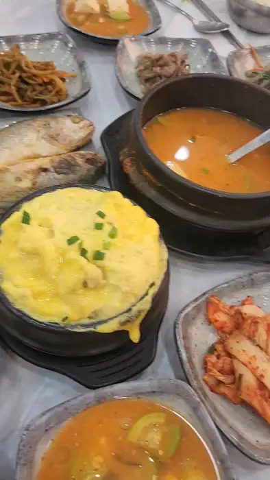 푸짐하게 차려진 한 상 차림