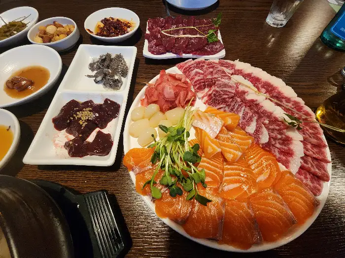 연어와 육회 세트