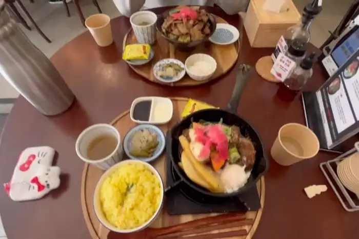 테이블에 차려진 다양한 일식 메뉴와 음료
