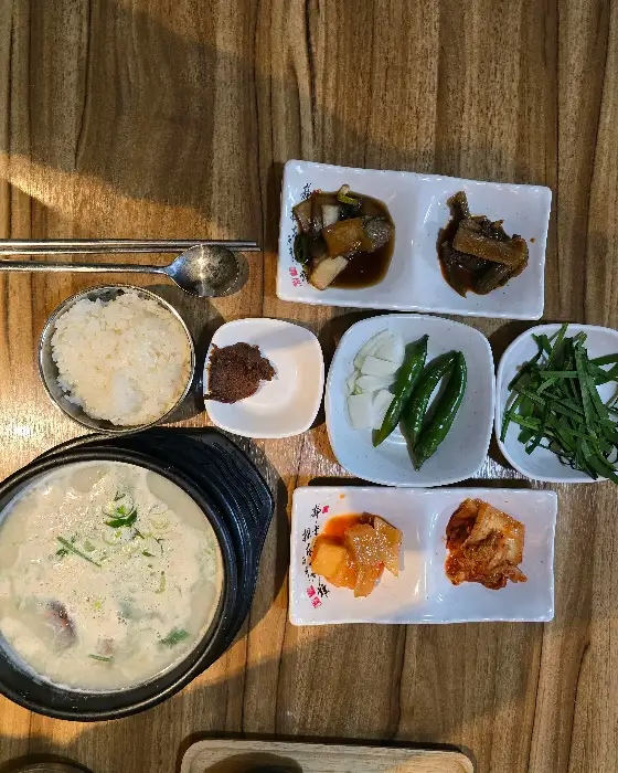 정갈하게 차려진 순대국밥 상차림