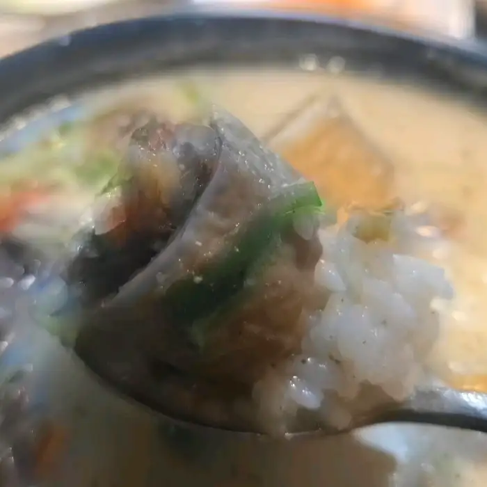 순대와 밥, 국물을 함께 떠낸 모습