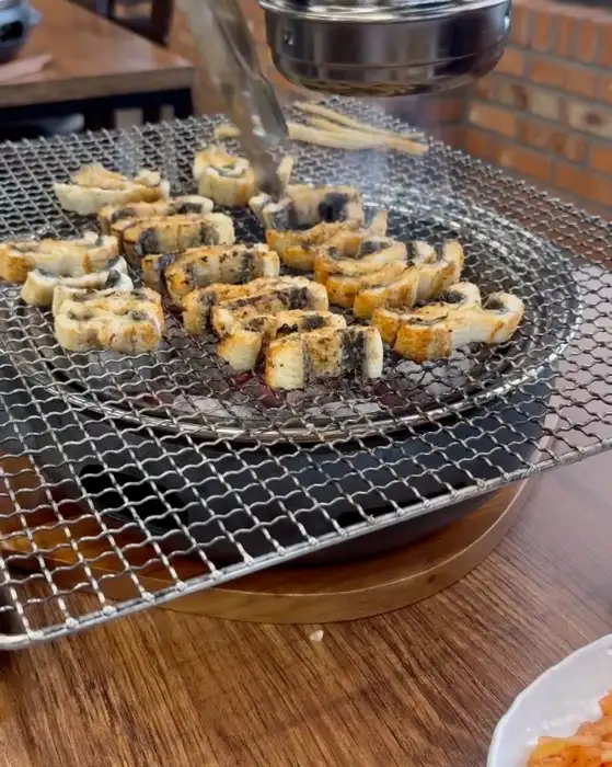 숯불 위에서 맛있게 구워지고 있는 장어 조각들