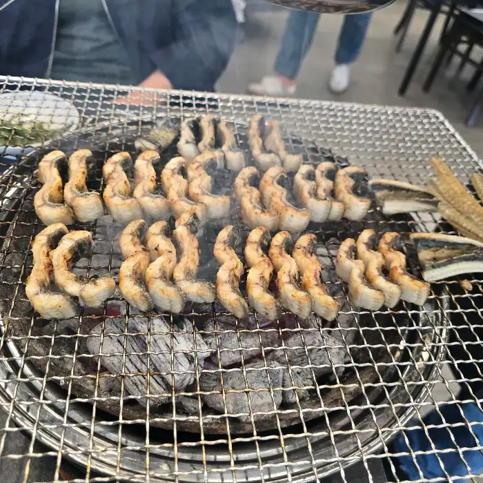 숯불 위에서 맛있게 익어가는 장어의 모습
