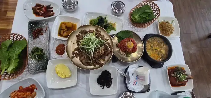 테이블 가득 차려진 한정식 한상차림