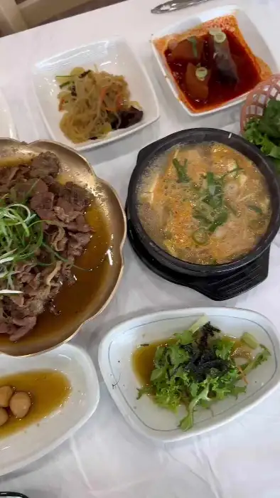 석쇠불고기와 함께 나온 다양한 반찬들