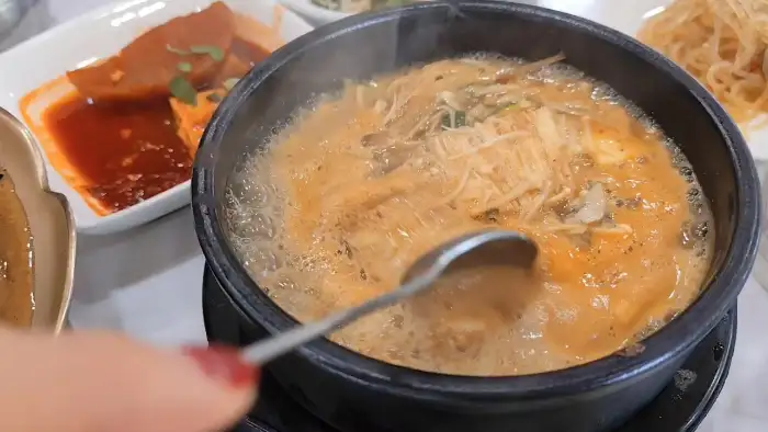 다양한 메뉴가 준비된 수라원 내부