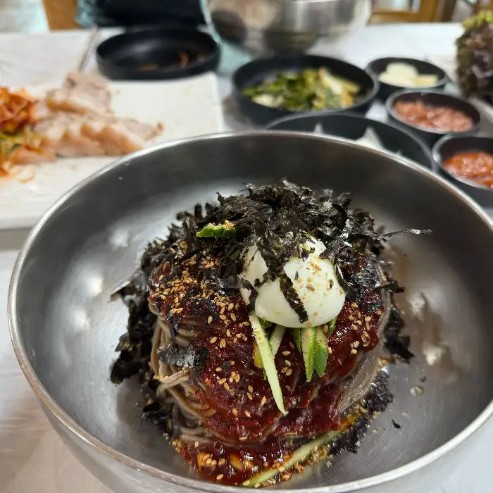 푸짐한 막국수