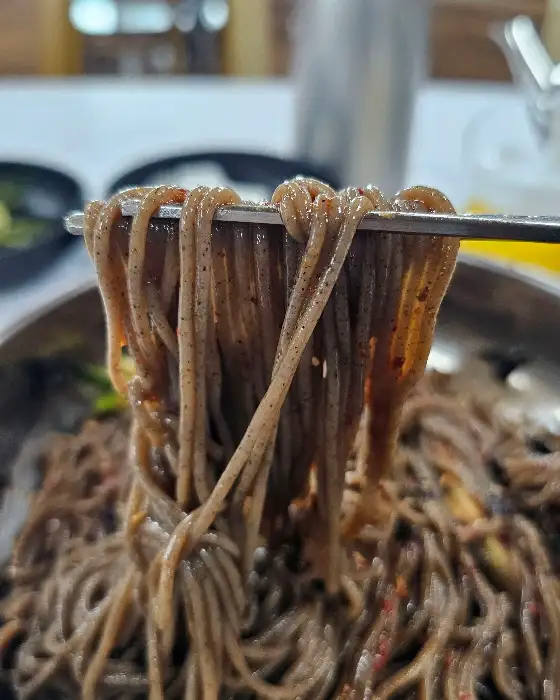 막국수 면발 클로즈업