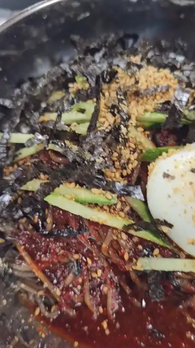 막국수 비비는 모습