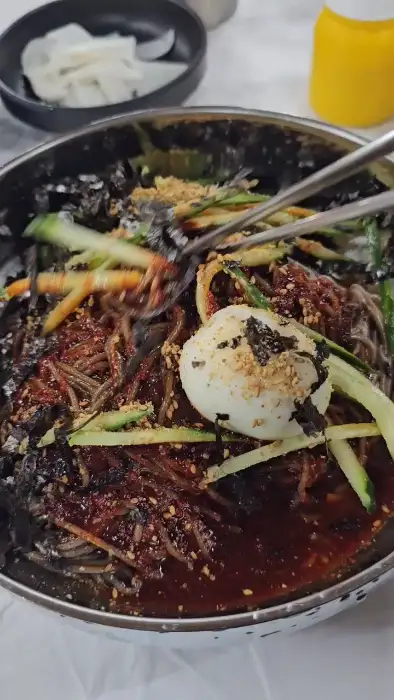 막국수 비벼진 모습