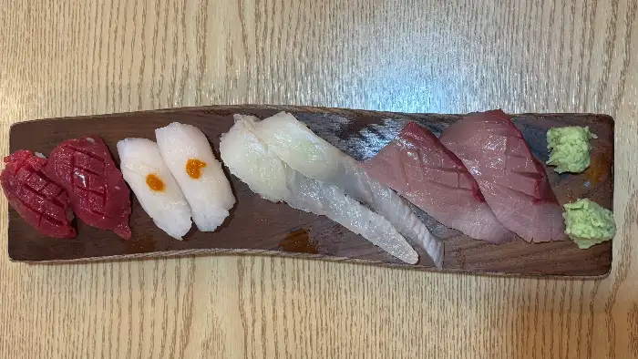 다양한 생선 초밥 모음