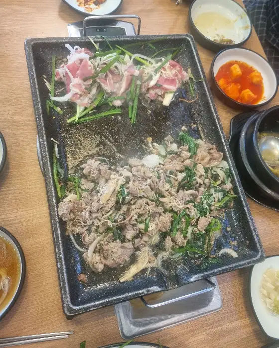 오리불고기 불판과 밑반찬