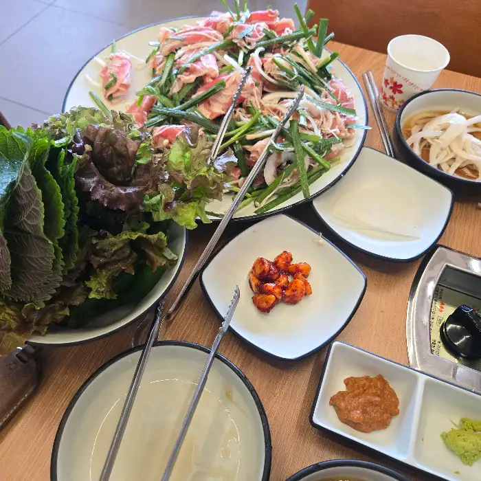 신선한 쌈 채소와 오리불고기