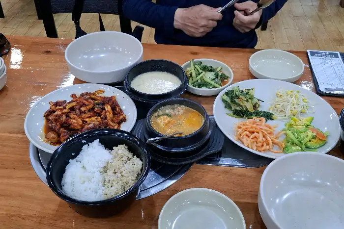 테이블 위에 차려진 쭈꾸미 정식 한 상 차림