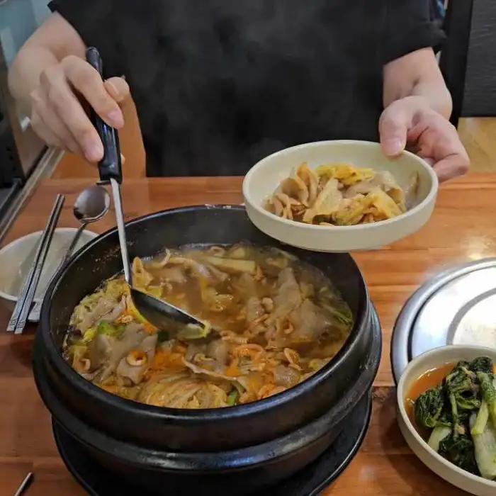 김치찌개처럼 보이는 찌개와 반찬들