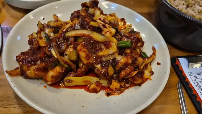 접시에 담긴 쭈꾸미 볶음