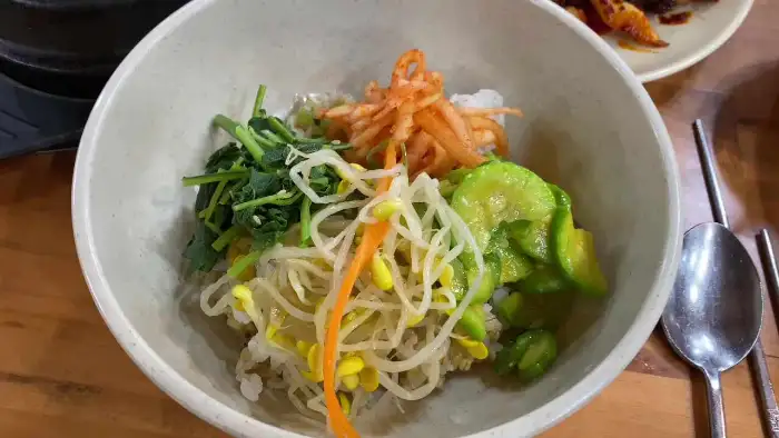 보리밥 위에 올려진 다양한 나물들