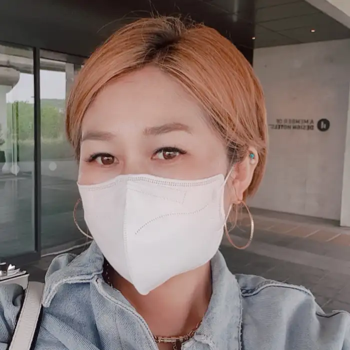 마스크를 쓴 여성의 셀카