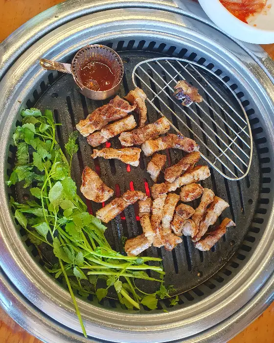 숯불 위에 구워지고 있는 흑돼지 삼겹살