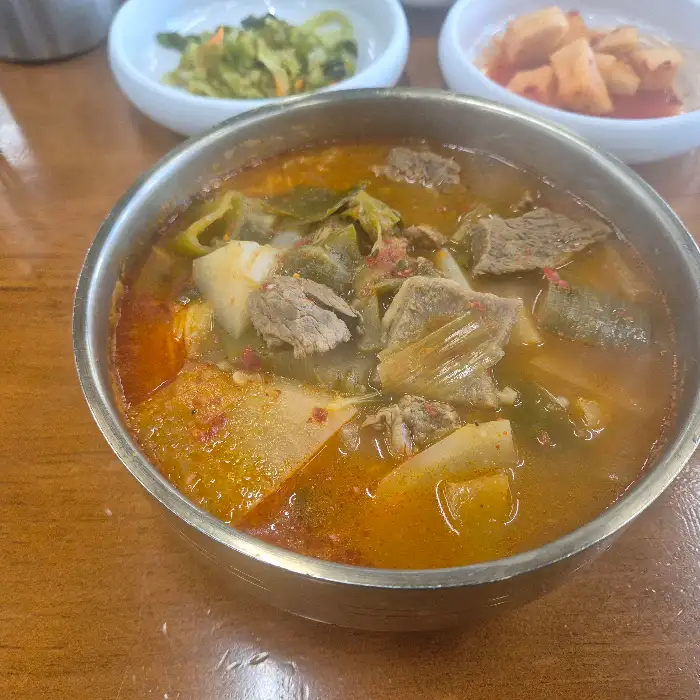 뚝배기에 담긴 얼큰한 국밥