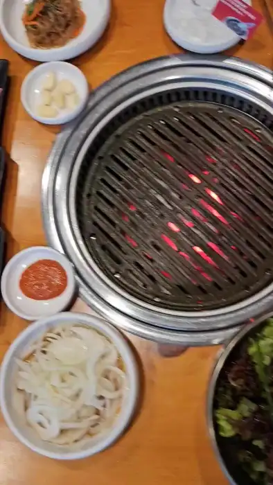 고기 굽는 불판과 곁들임 반찬들