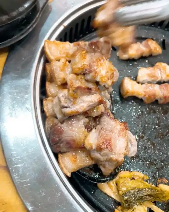 맛찬들왕소금구이에서 직접 구워주는 삼겹살