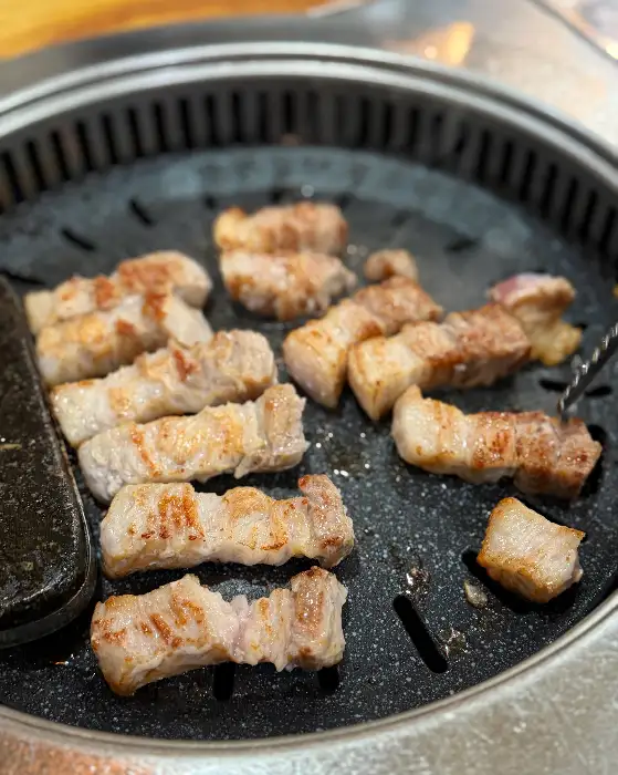 맛찬들왕소금구이의 잘 구워진 삼겹살