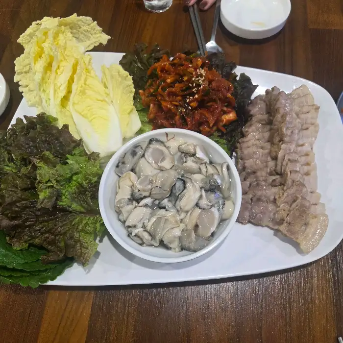 푸짐하게 차려진 굴보쌈과 신선한 굴