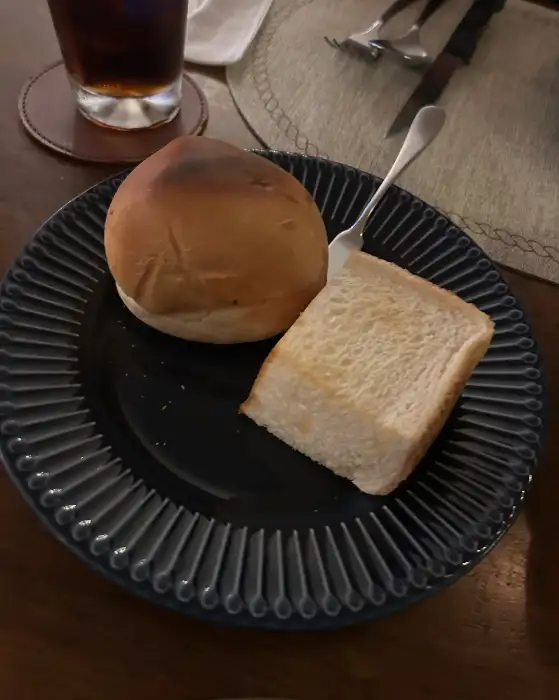 식전빵과 버터, 무화과 잼