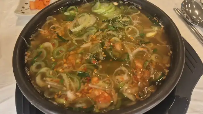다양한 밑반찬과 콩나물국밥