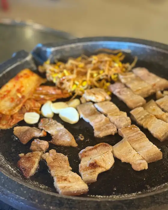 잘 구워진 고기와 곁들임