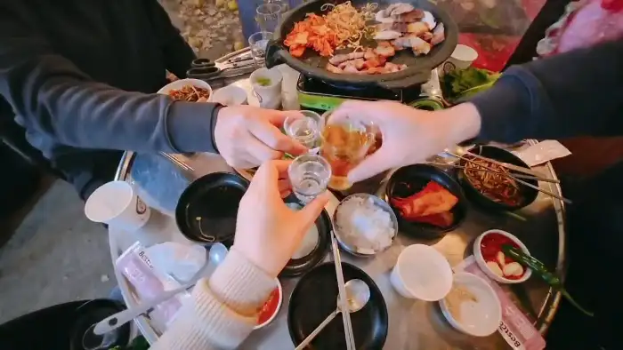 함께 건배하는 모습