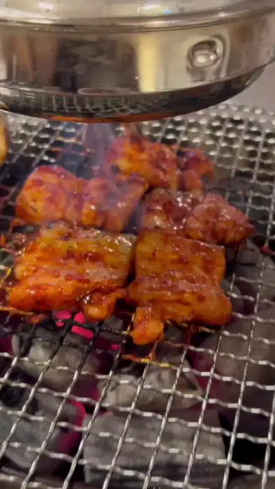 숯불 위에서 맛있게 구워지고 있는 양념 돼지고기