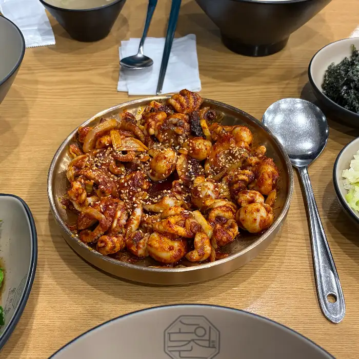 앞접시에 덜어 먹는 쭈꾸미 볶음