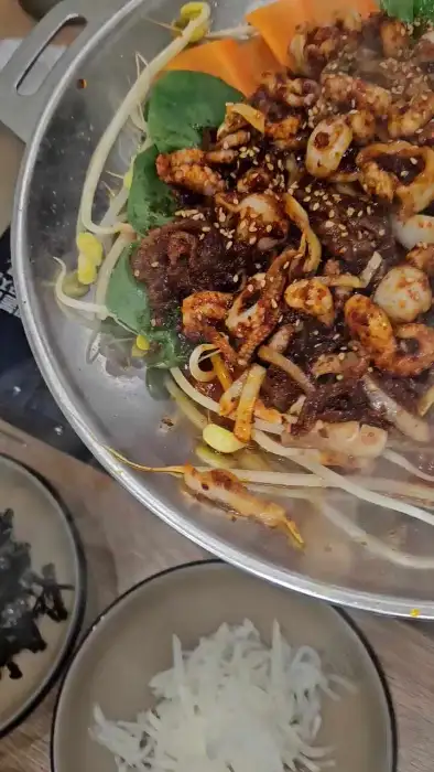 불판 위에서 조리되고 있는 쭈꾸미 볶음