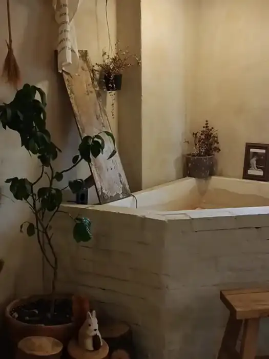 카페 내부의 흰색 벽돌 구조물과 식물