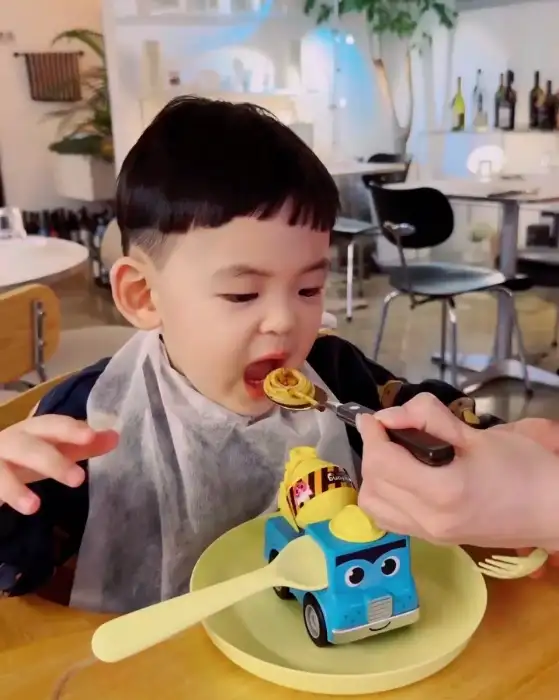 아이에게 뇨끼를 먹여주는 모습