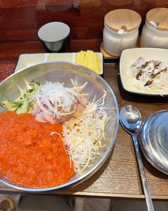 신선한 해산물과 채소가 듬뿍 들어간 물회