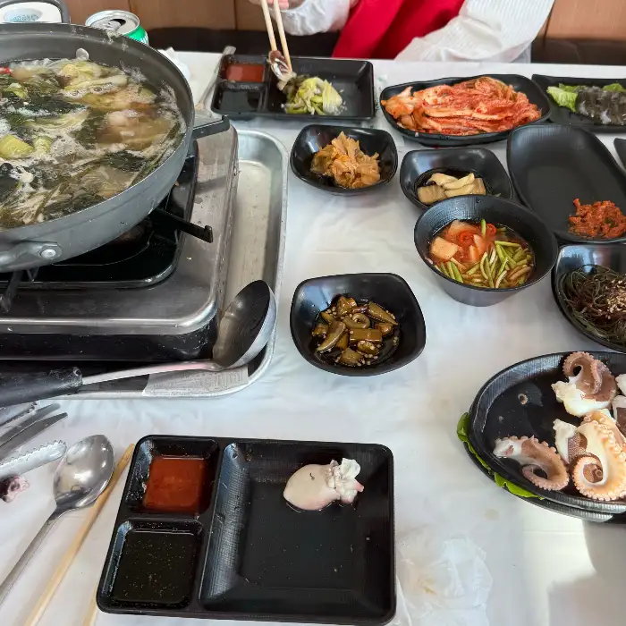정갈하게 차려진 만중이네 회수산 밑반찬