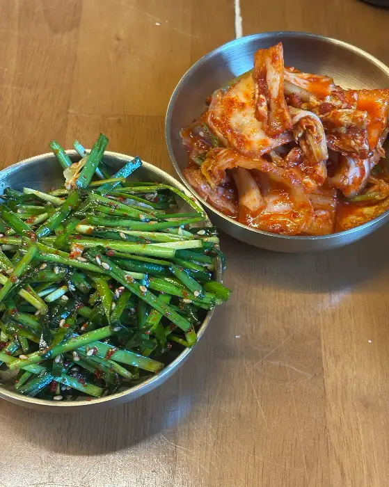 부추무침과 김치