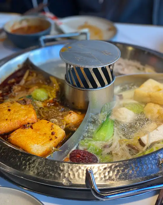 훠궈 냄비에 두 가지 육수가 끓고 있는 모습