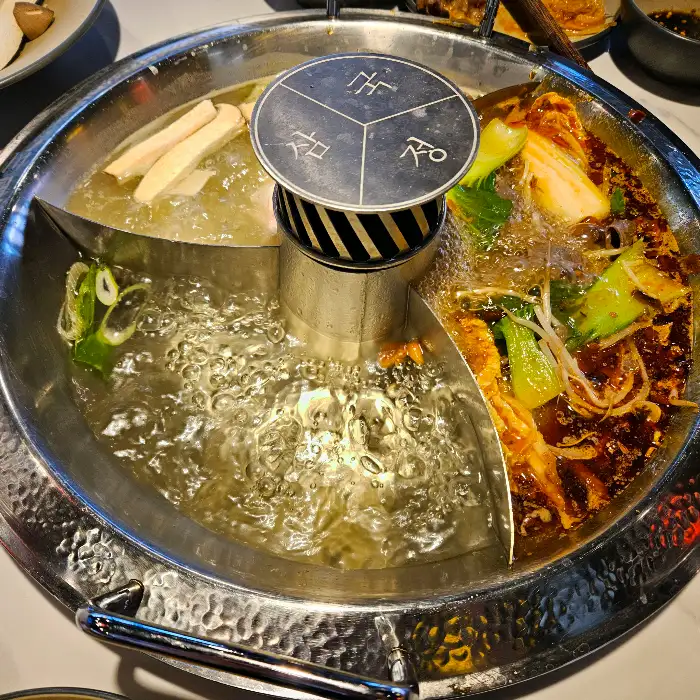 팔괘 모양의 훠궈 냄비에서 육수가 끓고 있는 모습